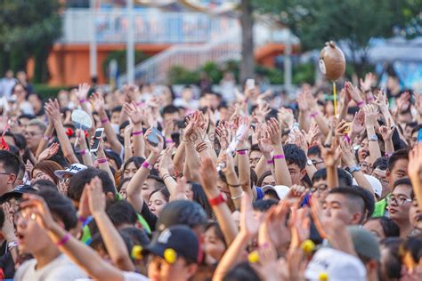 A Crowd Waving His Hands Picture And HD Photos | Free Download On Lovepik