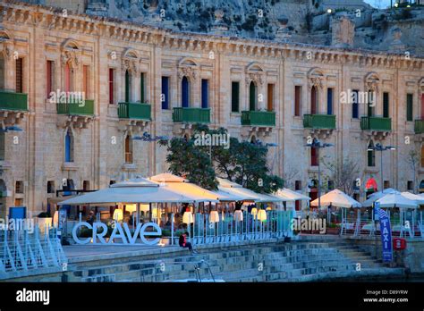 Waterfront cafes -Fotos und -Bildmaterial in hoher Auflösung – Alamy