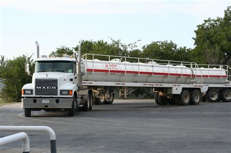 LNG Suppliers Are Increasingly Transporting The Fuel By Truck | Texas ...