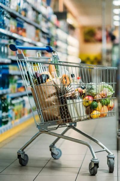 Empty shopping cart in supermarket — Stock Photo © ArturVerkhovetskiy ...