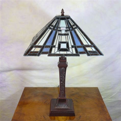 Art deco style lamp tiffany - Tiffany lamps - Bronze statues - Baroque armchairs