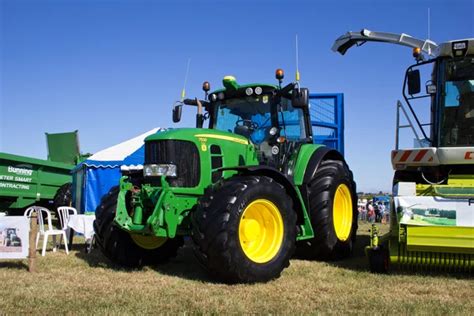 John Deere 7530 tractor – Stock Editorial Photo © johnbraid #30579349