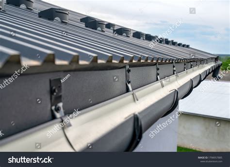 26,750 Roof Gutter Images, Stock Photos, 3D objects, & Vectors | Shutterstock