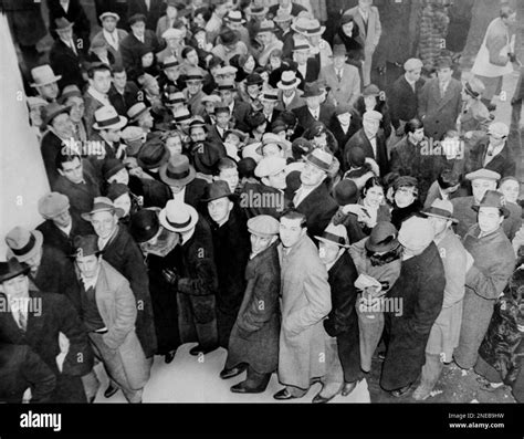 Crowd outside at courtroom during Bruno Hauptmann trial at Flemington, N.J. on Jan. 8, 1935 ...