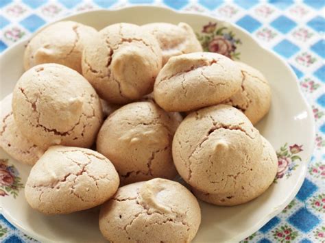 Amaretti biscuits Recipe | EatSmarter