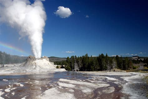 Let's travel the world!: Geysers & Hot Springs of Yellowstone National Park!