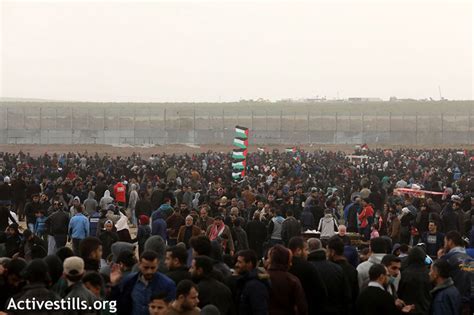 PHOTOS: Tens of thousands protest along the Gaza fence - +972 Magazine