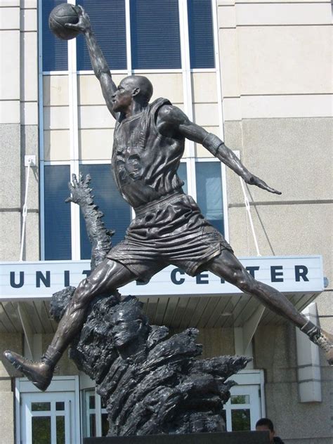 Michael Jordan Statue- United Center - Chicago | Michael jordan statue, Statue, Chicago sculpture