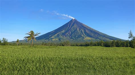 Mayon Volcano, Legazpi (Luzon), March 2020. Last chance for this shot, short before the 1st ...