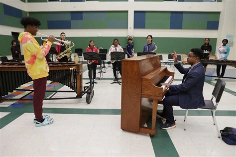 Jazz vibraphonist shares passion for music with local students