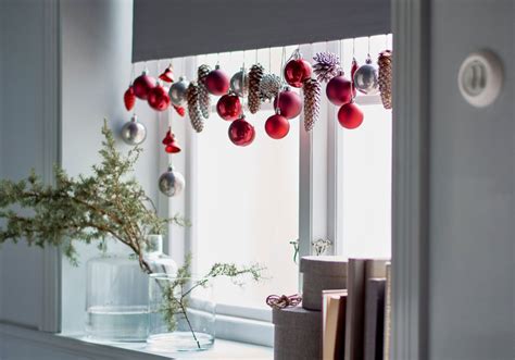 Noël : on décore la maison avec des boules de Noël suspendues au store ...