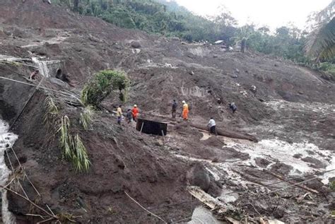 Bangkok Post - Philippines races to free 23 trapped under landslide