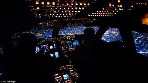 Pilot captures Boeing 747 cockpit in stunning photo series | Daily Mail Online