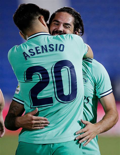 Marco Asensio celebrates his goal with Isco during... : hasta el final