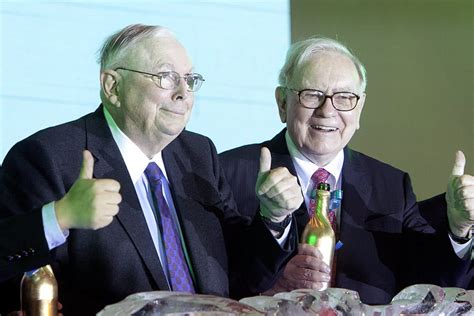 Berkshire Hathaway's Warren Buffett remembers meeting Charlie Munger HD ...