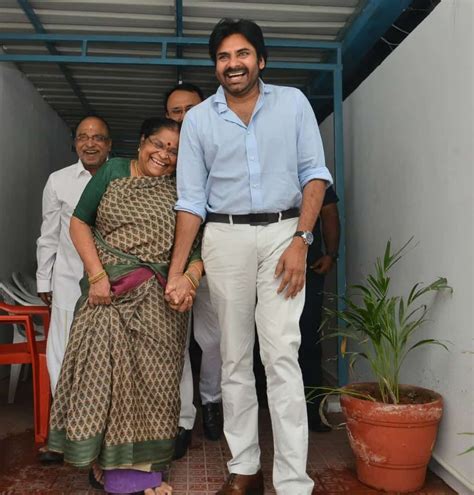 Pawan Kalyan And Family - Pawan kalyan with dana marks. - Ruko Torine