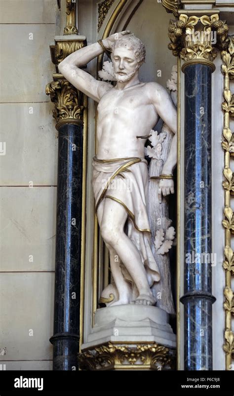 Saint sebastian statue hi-res stock photography and images - Alamy