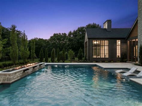 Pool + Pool House in Brentwood | Rent this location on Giggster