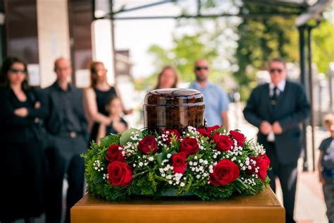 What's the Difference Between a Funeral and Memorial Service? - Funeral ...