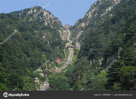 Escalera al cielo, Tai Shan: fotografía de stock © topphoto #136659598 ...