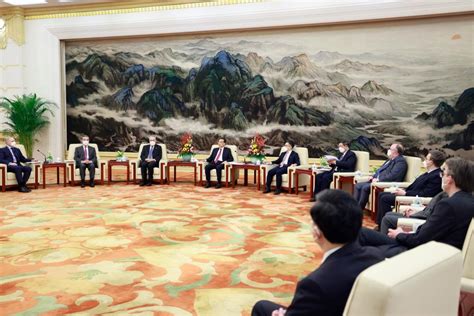 Chinese premier holds symposium with foreign experts in China