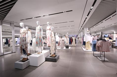 ZARA Reopens Its Renovated Flagship Store at Vivocity ... | Store interior, Zara store, Store layout