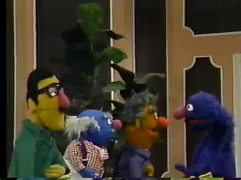 Classic Sesame Street: Grover & F (Mexican Spanish) - VidoEmo - Emotional Video Unity