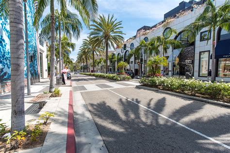 Rodeo Drive in Beverly Hills - A Luxurious Shopping Hub in Los Angeles ...