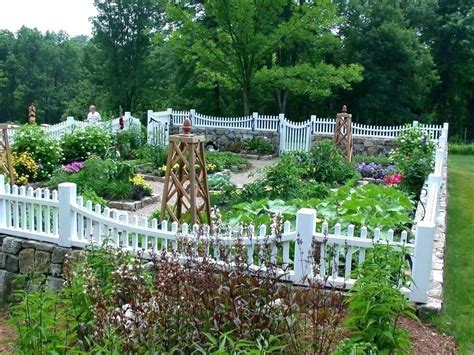 17 Small White Picket Fence Garden Ideas To Consider | SharonSable