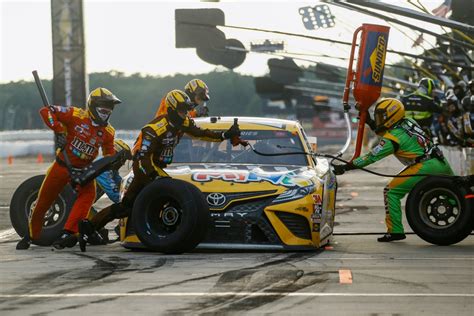 How a NASCAR Pit Stop Works + the Responsibilities of Each Crew Member ...