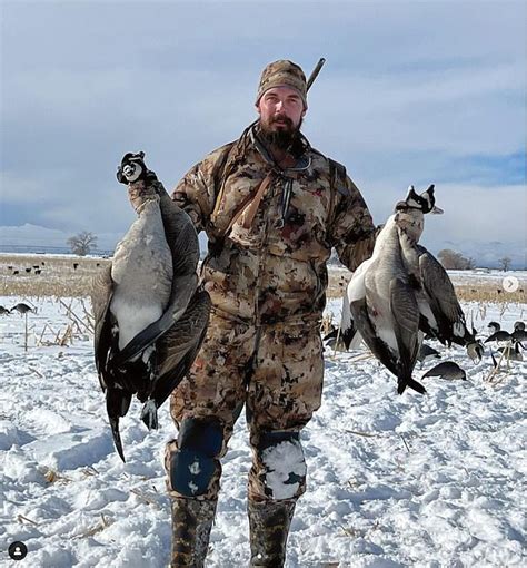 Ex-NFL star Derek Wolfe kills a massive mountain lion with a bow and arrow | Daily Mail Online