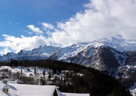 Winter view of Davos, famous Swiss skiing resort — Stock Photo © happyalex #62818201