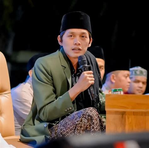 Sosok Gus Iqdam Ulama Pencetus Istilah 'Dekengan Pusat'