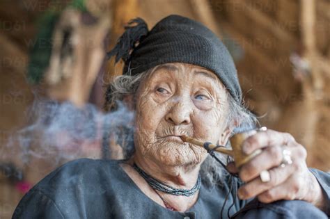 Senior woman smoking pipe, Shan State, Kengtung, Burma – Stockphoto