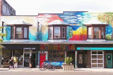 3 BEST + COOLEST Hostels in Toronto 2024 (Solo-Travel + Map)