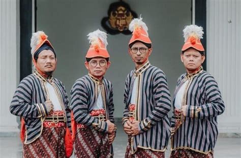 Lirik Lagu Cintamu Sepahit Topi Miring dari Jogja Hip Hop Foundation yang Viral di TikTok, Mari ...