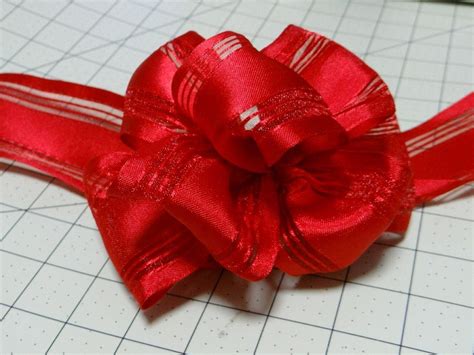 Easy Bow Using Wire-Edge Ribbon Instructional | Fancy bows, Gift bows, Ribbon bows