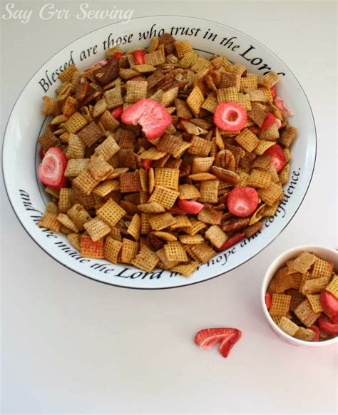 Strawberry-Maple Chex Mix | Chex mix, Dog food recipes, Chex