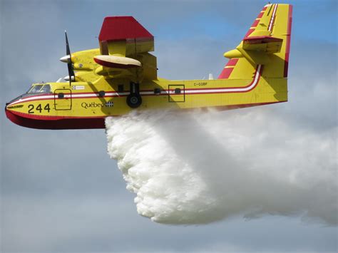 My first time seeing a water bomber live... Pretty impressive! (Gatineau-Ottawa airshow) : aviation