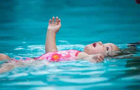 What Age Should Children Learn to Swim? - Famlii