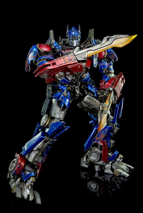 Closer Look at 3A Dark of the Moon Optimus Prime - Transformers News ...