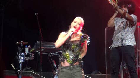 Gwen Stefani - Hollaback Girl (Live) - YouTube