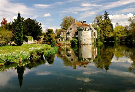 Scotney Castle, near Lamberhurst in Kent by Sarah Dawson at PicturesOfEngland.com