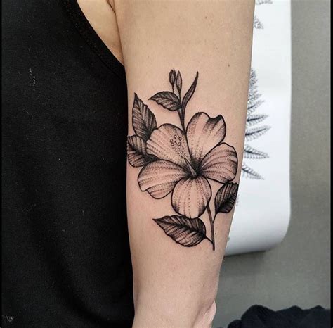 Pin de Delilah D Williamsaj en Body Art | Tatuaje de hibisco, Tatuajes de flores, Tatuajes hawaianos