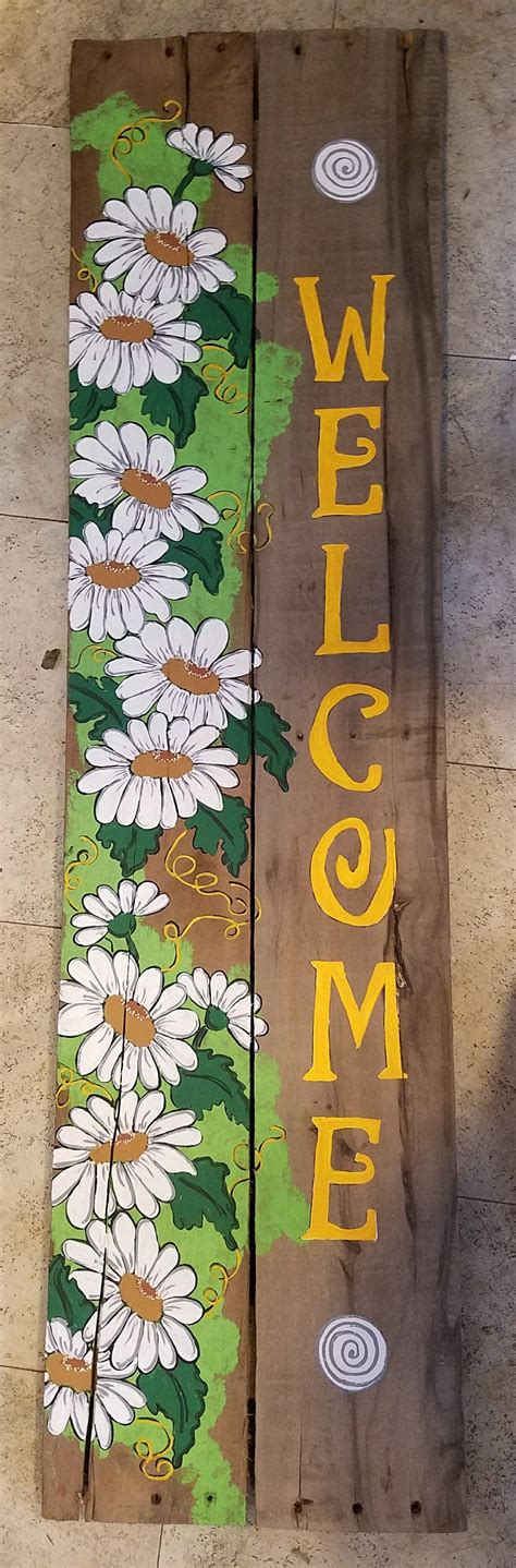 A welcome wood pallet sign with daisies painted on it Arte Pallet, Wood ...