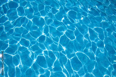 Textura de agua en una piscina azul Stock-Foto | Adobe Stock