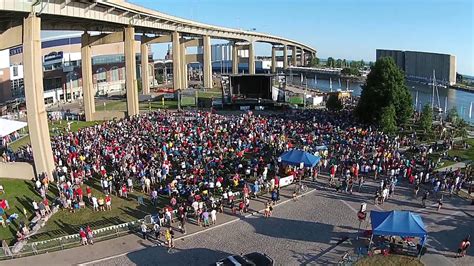 canalside gathering USA vs Portugal 1-1 equalizer via drone in Buffalo - YouTube