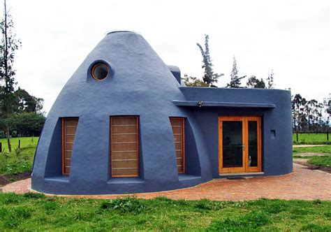 Dome Shaped Earth Bag House Keeps Residents Naturally Cool in Colombia ...