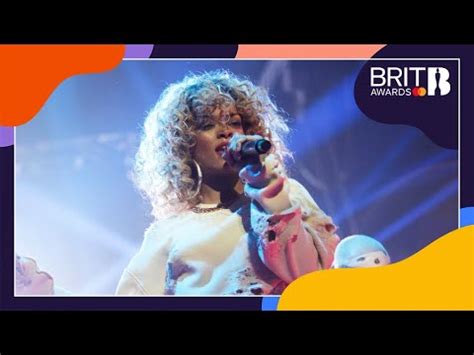 Rihanna - We Found Love (Live at The BRITs 2012) - YouTube