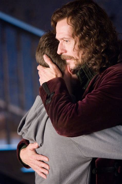 Sirius hugs Harry in Grimmauld Place. Saga Harry Potter, Mundo Harry ...